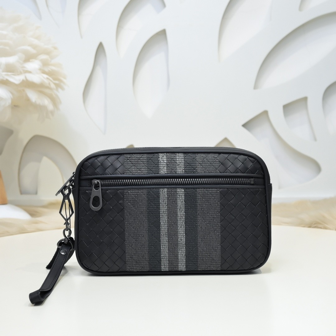 【BOTTEGA VENETA 寶緹嘉】Intrecciato 條紋拼接手拿包｜黑編織 × 灰條紋 × 義式都會風