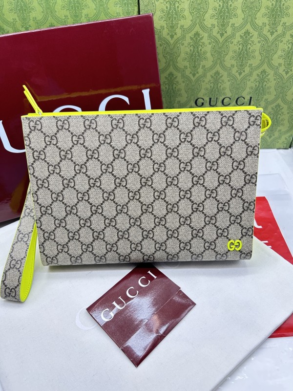 【GUCCI 古馳】GG Supreme 螢光黃邊手拿包｜經典雙G帆布 × 亮黃撞色設計 × 潮流休閒風