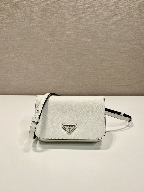 【PRADA】Saffiano Leather Crossbody｜白色小牛皮 × 三角標誌 × 黑邊細節