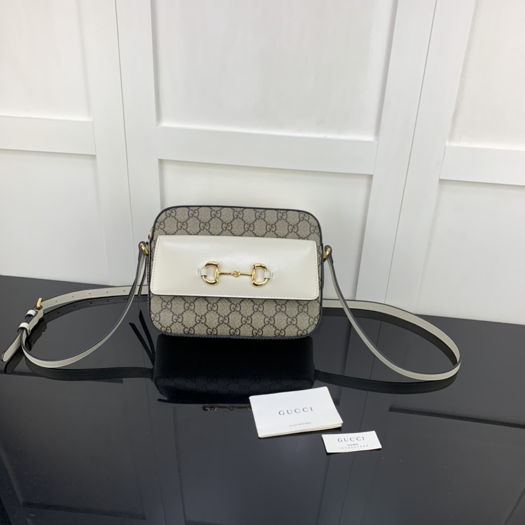 【GUCCI 古馳】Horsebit 1955 GG Supreme 相機包｜奶白拼米棕 × 經典馬銜扣 × 復古老花設計