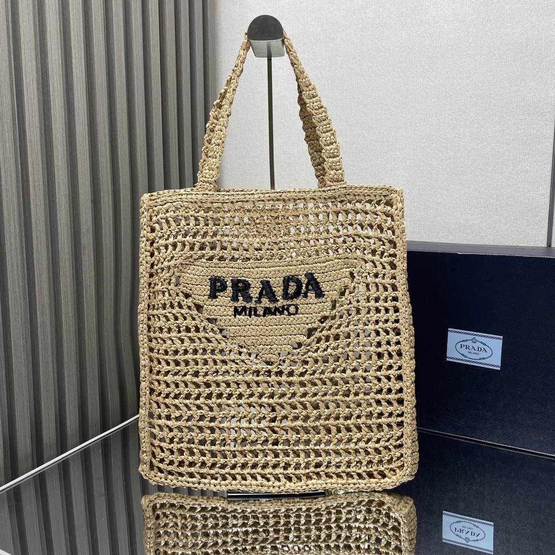 【PRADA 普拉達】Raffia 編織托特包｜手工藤編 × 三角Logo × 度假海島風
