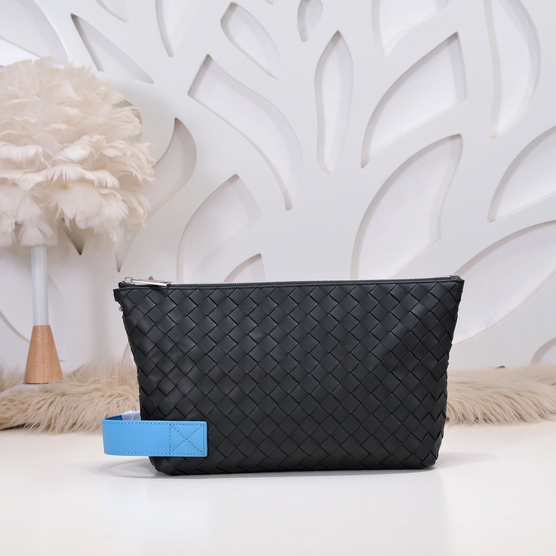 【BOTTEGA VENETA 寶緹嘉】Intrecciato 拼色洗漱包｜黑編織 × 亮藍內裡 × 義式設計