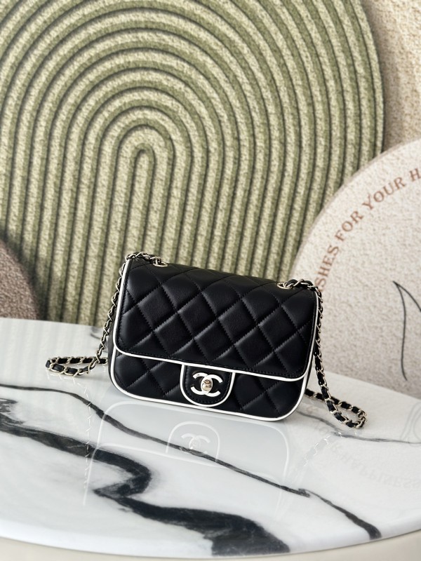CHANEL 香奈兒 Classic Flap 經典菱格紋小羊皮肩背包