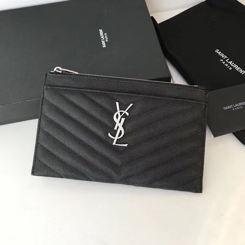 【Saint Laurent 聖羅蘭】V紋荔枝皮手拿包（黑銀款）｜立體銀色Logo、全拉鍊大容量、極簡時尚風