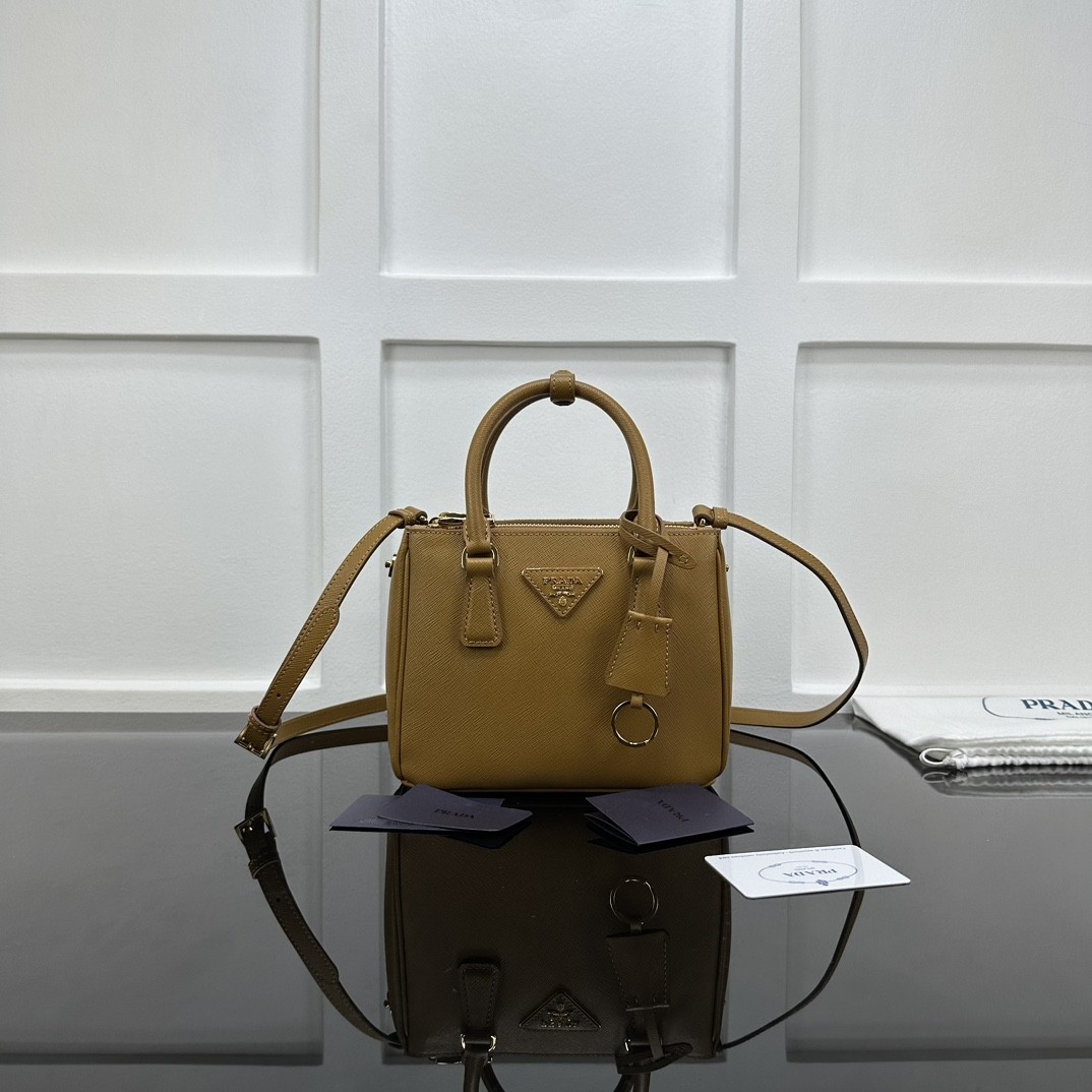 【PRADA】Galleria Mini Saffiano 手提包｜焦糖棕 × 金扣 × 雙層拉鍊