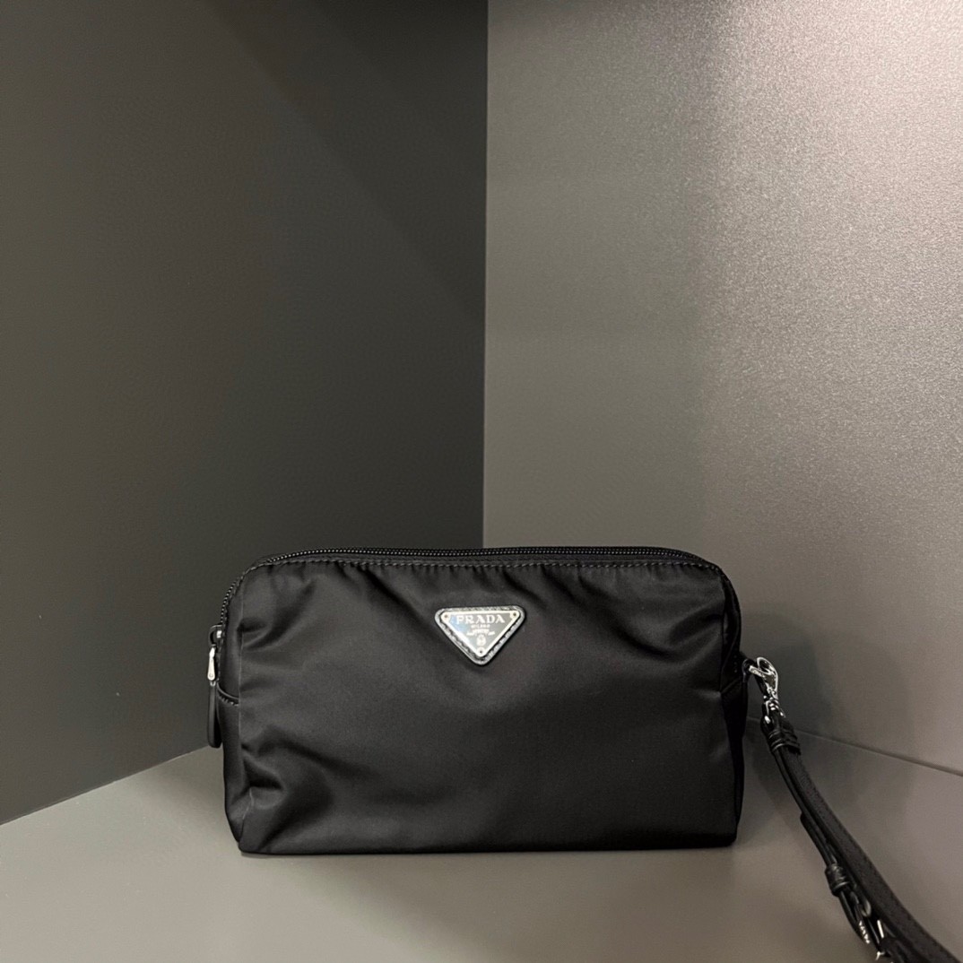 【PRADA 普拉達】Re-Nylon 三角Logo手拿包（附皮革手繩）｜防潑水尼龍 × 義式極簡風