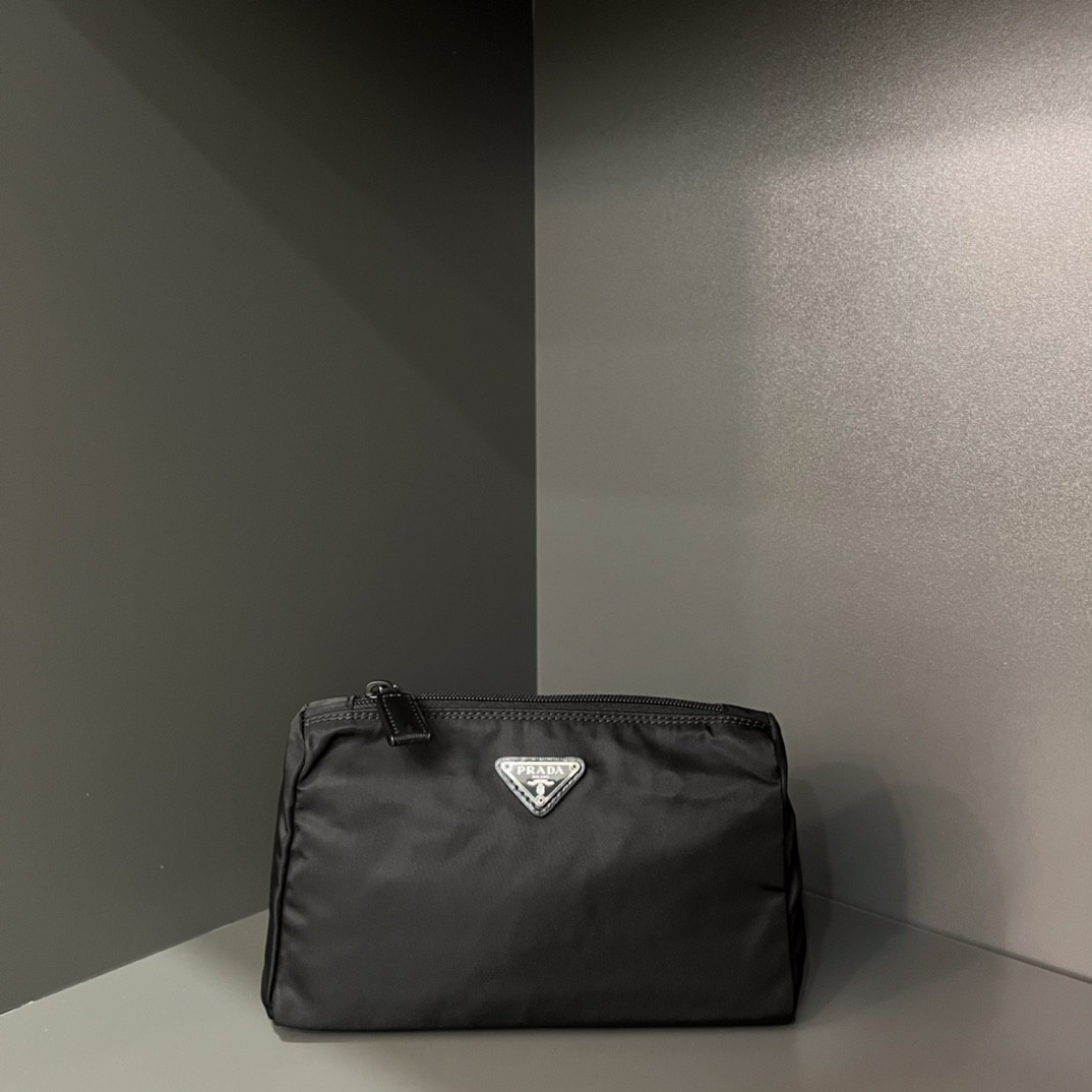 【PRADA 普拉達】Re-Nylon 經典三角標誌萬用包｜輕量防潑水 × 義式極簡風